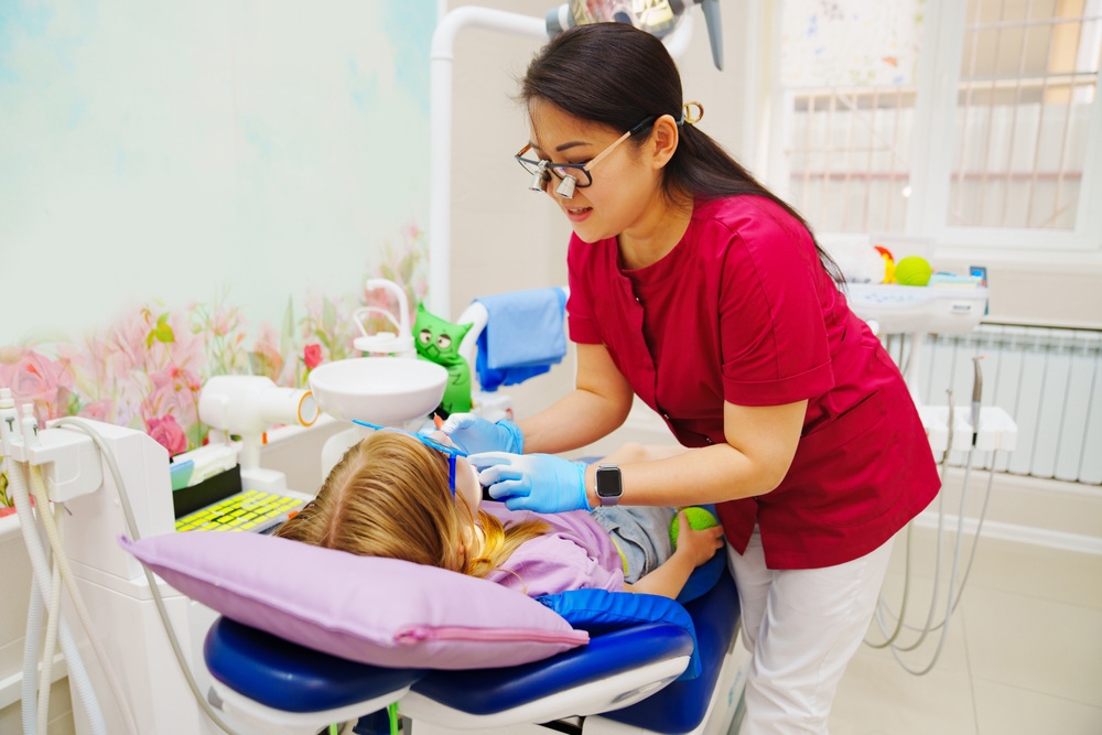 A,Pediatric,Dentist,Treats,Or,Performs,Oral,Hygiene,For,A